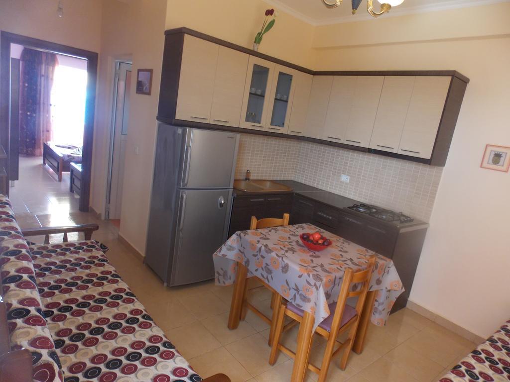 Detjon Beach Apartments Sarande Bagian luar foto