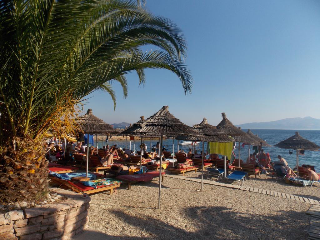 Detjon Beach Apartments Sarande Bagian luar foto